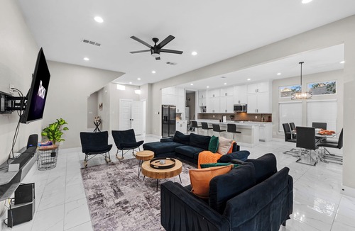 West Dallas House | Luxury 4BR w/Firepit & Fenced Yard Near DT