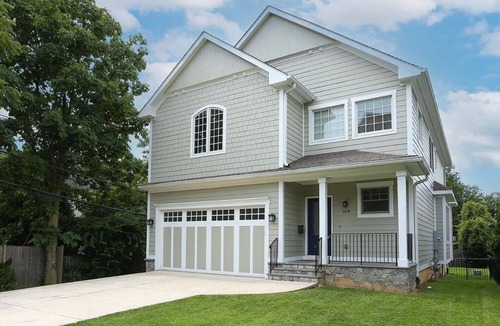 Addison Heights House | Luxury 5-bed 4.5 Bath house in Arlington. Walk to metro and Pentagon City Mall