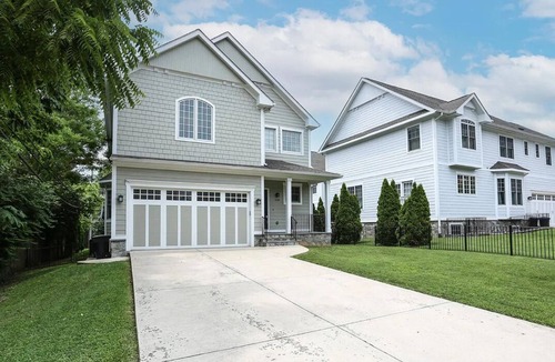 Addison Heights House | Luxury 5-bed 4.5 Bath house in Arlington. Walk to metro and Pentagon City Mall