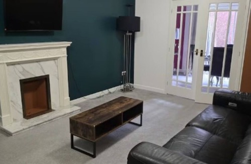 Solihull House | Luxury 5-bed Home Private Parking Birmingham
