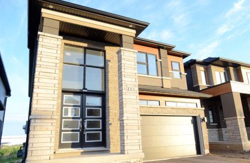 County of Brant House | Luxury 5 Bed Retreat for 12 with Gourmet Kitchen