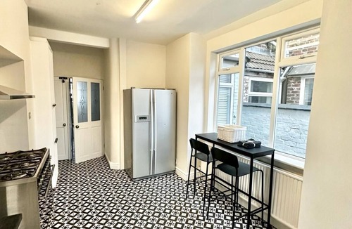 Salford Apartment | Luxury 5 bed salford home (free parking)