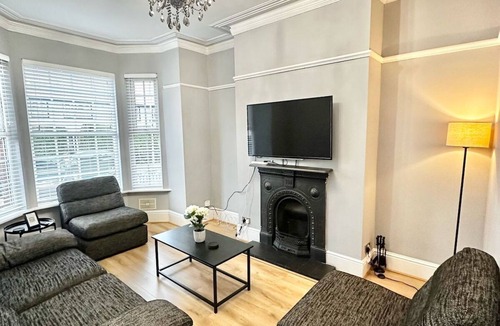 Salford Apartment | Luxury 5 bed salford home (free parking)
