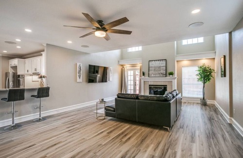 Plano House | Luxury 5 Bedroom, 3.5 Bathroom Pool Hot Tub
