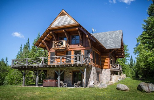 Lac Superieur Village Cabin | Luxury 5 bedroom Cote Nord Log Cabin