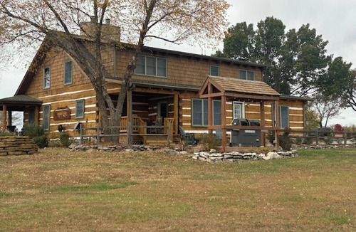 Drexel Cabin | Luxury 5-Bedroom Log Home on 40 Acres