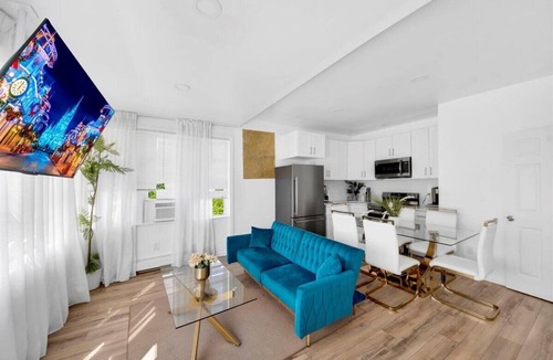 Bryn Mawr Villa | Luxury 5 BR Home Free Parking