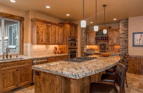 Sunriver House | Luxury, 5 On-Suites, Hot Tub, Ping Pong, Arcade, Pool Table, Free EV Charging!