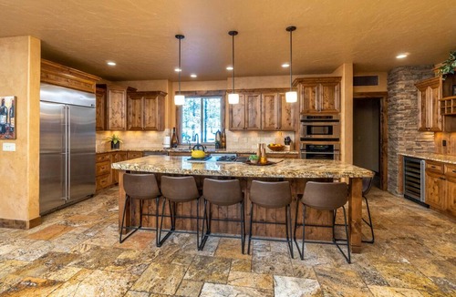 Sunriver House | Luxury, 5 On-Suites, Hot Tub, Ping Pong, Arcade, Pool Table, Free EV Charging!