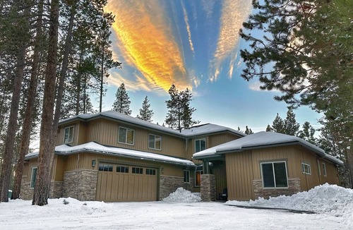 Sunriver House | Luxury, 5 On-Suites, Hot Tub, Ping Pong, Arcade, Pool Table, Free EV Charging!