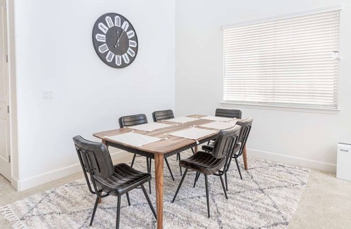 Elk Grove House | Luxury 5B4B house w/ Pool Table & Ping Pong table