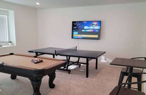 Elk Grove House | Luxury 5B4B house w/ Pool Table & Ping Pong table