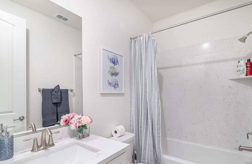 Elk Grove House | Luxury 5B4B house w/ Pool Table & Ping Pong table