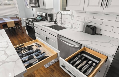 Cragin Apartment | Luxury 5Bed 2Bath Apt w/Parking