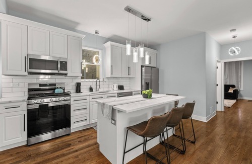 Cragin Apartment | Luxury 5Bed 2Bath Apt w/Parking