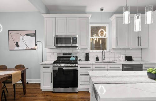 Cragin Apartment | Luxury 5Bed 2Bath Apt w/Parking