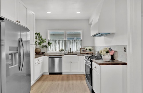 Wall House | Luxury 5BR - 1 Block from Beach