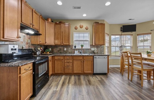 Concord House | Luxury 5BR · 2 Master Suites · Gym & Firepit