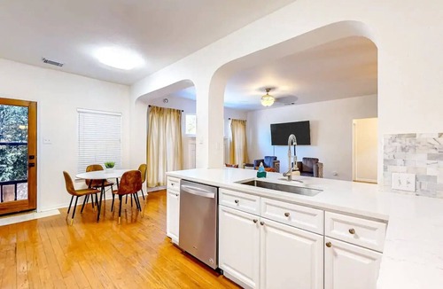 Scofield Farms House | Luxury 5BR, 3BA Austin Retreat ~ Pool~ Parking