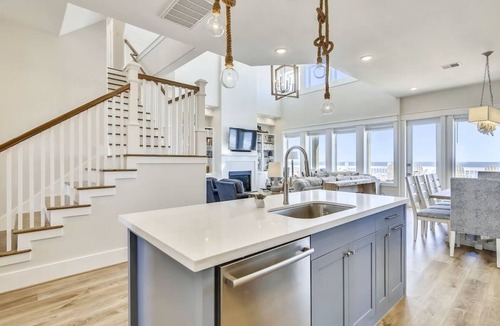 Galveston House | Luxury 5BR Beachfront Home | Sleeps 14 | Community Pool
