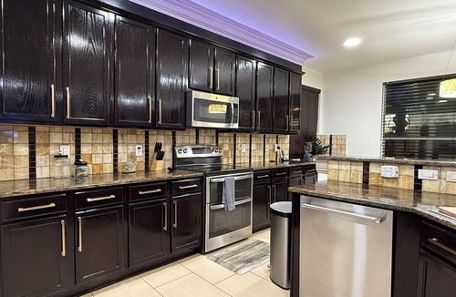 Stone Oak House | Luxury 5BR Clay Oak Retreat with 4 Baths and Gated Oasis
