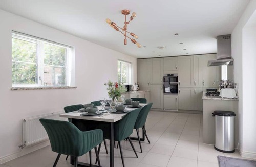 Bletchley House | Luxury 5BR Home+ Parking Sleeps 8 -Great Location