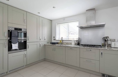 Bletchley House | Luxury 5BR Home+ Parking Sleeps 8 -Great Location