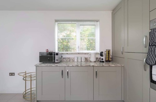 Bletchley House | Luxury 5BR Home+ Parking Sleeps 8 -Great Location