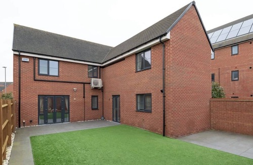 Bletchley House | Luxury 5BR Home+ Parking Sleeps 8 -Great Location