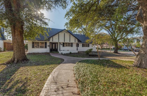 Dallas House | Luxury 5BR Home w/Pool, Cinema & Game Room