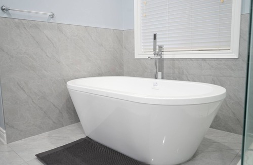 Burlington House | Luxury 5BR Home w/Spa Bath