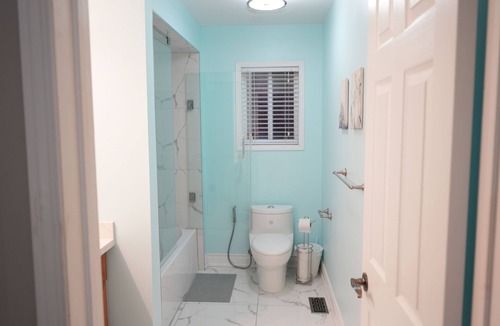 Burlington House | Luxury 5BR Home w/Spa Bath