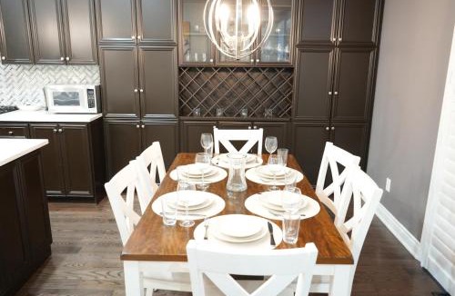 Burlington Villa | Luxury 5BR Home with Spa Bath