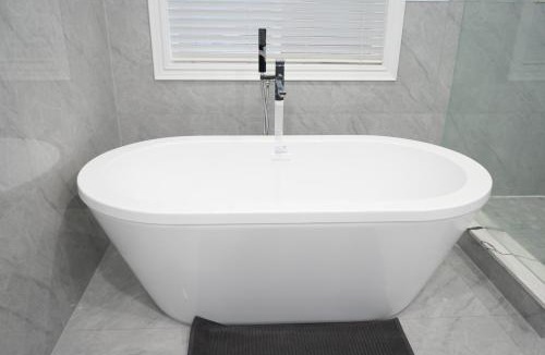 Burlington Villa | Luxury 5BR Home with Spa Bath
