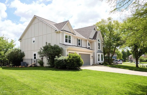 Lenexa House | Luxury 5BR Retreat Near KC World Cup Matches Sleeps 12+