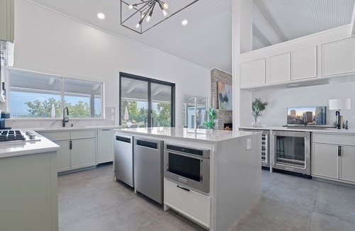 Pleasant Valley House | Luxury 5BR Retreat: Pool, Spa, Golf Views, Mins to Downtown, Rainey & Airport