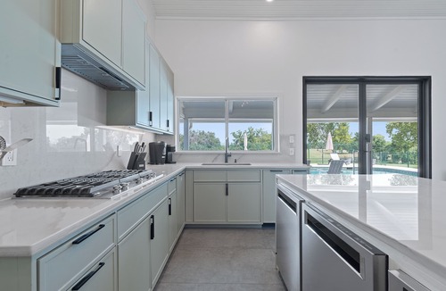 Pleasant Valley House | Luxury 5BR Retreat: Pool, Spa, Golf Views, Mins to Downtown, Rainey & Airport