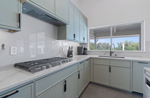 Pleasant Valley House | Luxury 5BR Retreat: Pool, Spa, Golf Views, Mins to Downtown, Rainey & Airport