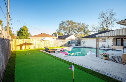 Chinatown House | Luxury 5BR - Sleeps 14 - King Suites - Swimming Pool - Minigolf - 5min Chinatown