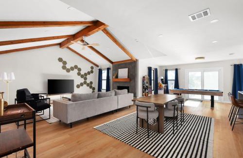 West Oak Hill House | Luxury 5BR w Hot Tub, Fire Pit & Game Room