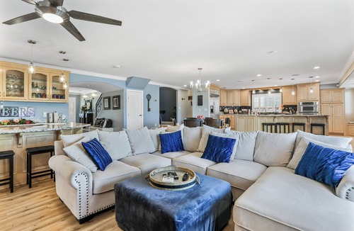 Discovery Bay House | Luxury 5BR Waterfront Getaway - Spa, Gym, Dock
