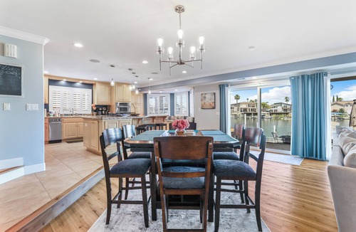 Discovery Bay House | Luxury 5BR Waterfront Getaway - Spa, Gym, Dock