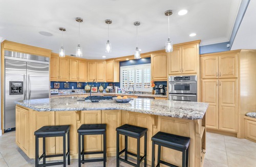 Discovery Bay House | Luxury 5BR Waterfront Getaway - Spa, Gym, Dock
