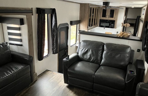 Sallisaw RV Rental | Luxury 5th Wheel