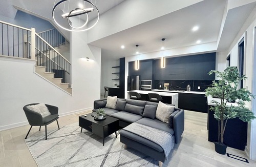 New Toronto House | Luxury 6 BDRM Entire Home in Lakeshore Toronto