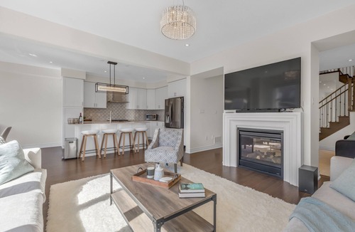 Norval House | Luxury 6 Bedroom - 4 Bathroom Detached Retreat BRAMPTON/MISSISSAUGA Border