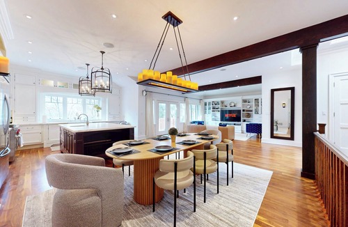 Thornhill House | Luxury 6 Bedroom Bungalow with Game Room [Located near Keele & Lawrence]