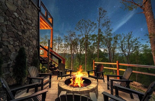 Walland Cabin | Luxury 6-Bedroom Cabin with Pool