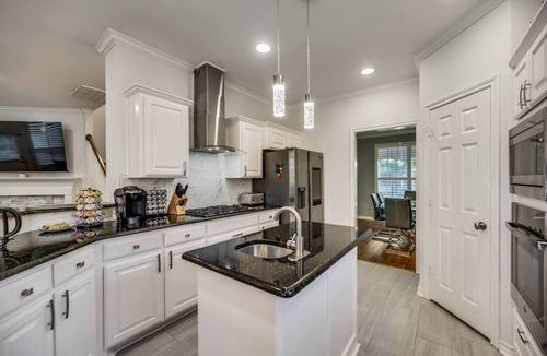 Far North Dallas House | Luxury 6 Bedroom Sleeps 12 Home in N Dallas Pool