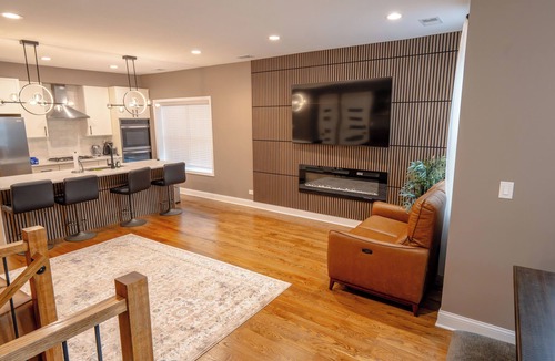 Rogers Park Condo | Luxury 6Bedroom, 4.5 Bathroom Home Mins from Downtown and the Lake